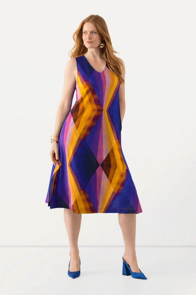 Ulla Popken Sommerkleid Slinky-Midikleid geometrisch V-Ausschnitt ärmellos von Ulla Popken