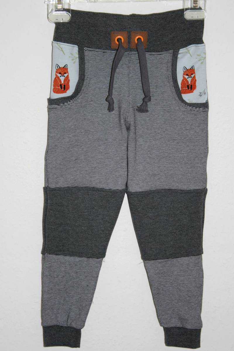 Gemütliche Jogginghose Mit Verstellbarem Bündchen Und Seitlichen Taschen, Grau/Weiß Geringelt, Gr. 98 von UllasKunterbuntes