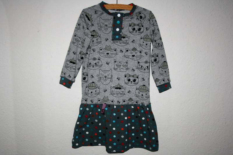 Mädchenkleid Gr. 104, Graumelierter Magic Sweat Mit Witzigen Katzen Bedruckt von UllasKunterbuntes