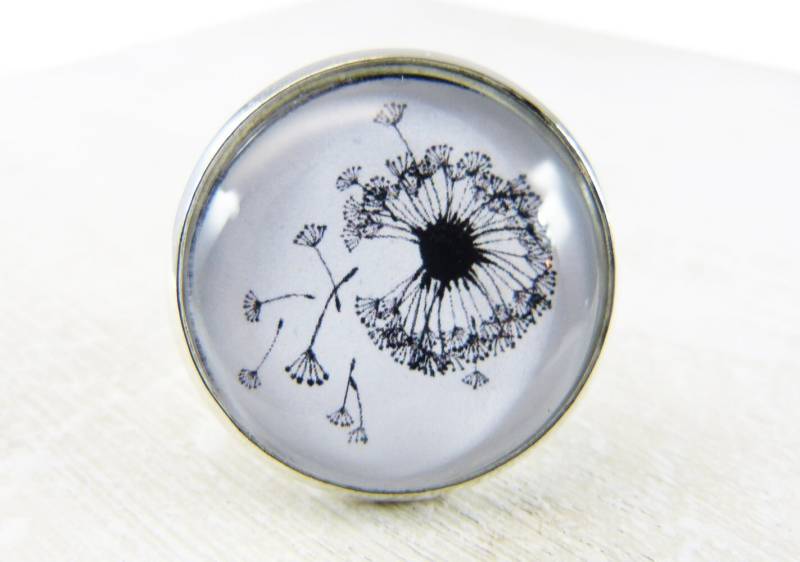 Silberfarbener Ring Mit Einer Pusteblumen Collage Unter Einem Glascabochon von UlrikeLohmeyer