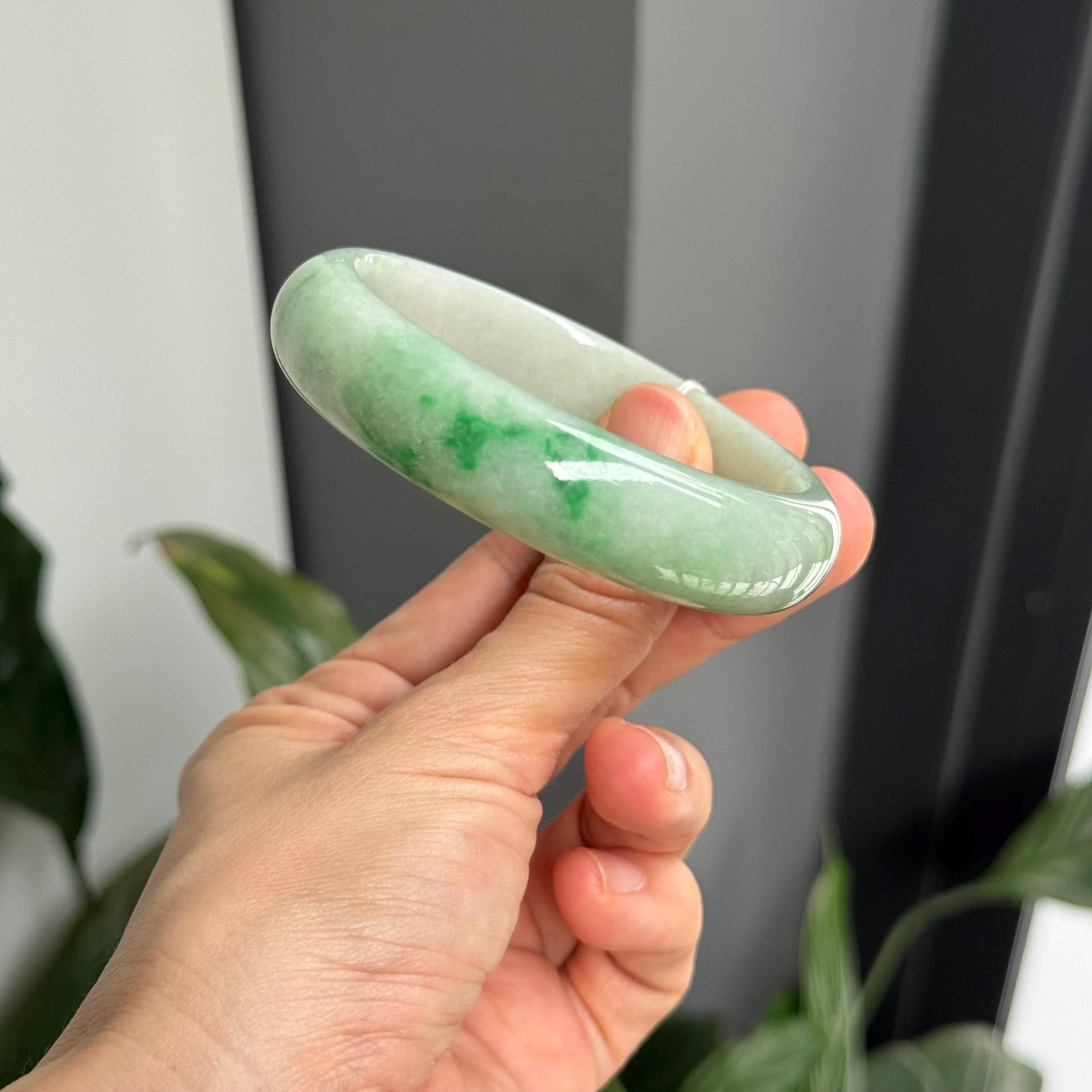 Jade Armreif - 59.23 Mm Vivid Green Und Faint Mb2L3L11 | Grade A Jade von UltimateJadeite