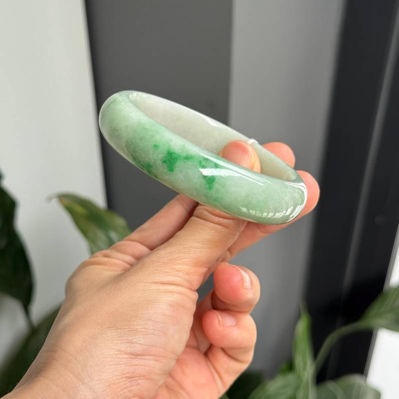 Jade Armreif - 59.23 Mm Vivid Green Und Faint Mb2L3L11 | Grade A Jade von UltimateJadeite