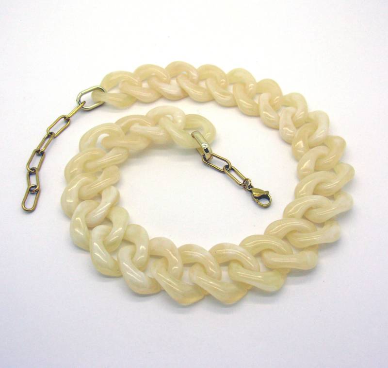 Cremefarbene Riesige Panzerkette Aus Plastik, Statement Gliederkette, Oversized, Super Chunky Grobstrick Kette, Dicke Acrylkette von Ultraleicht
