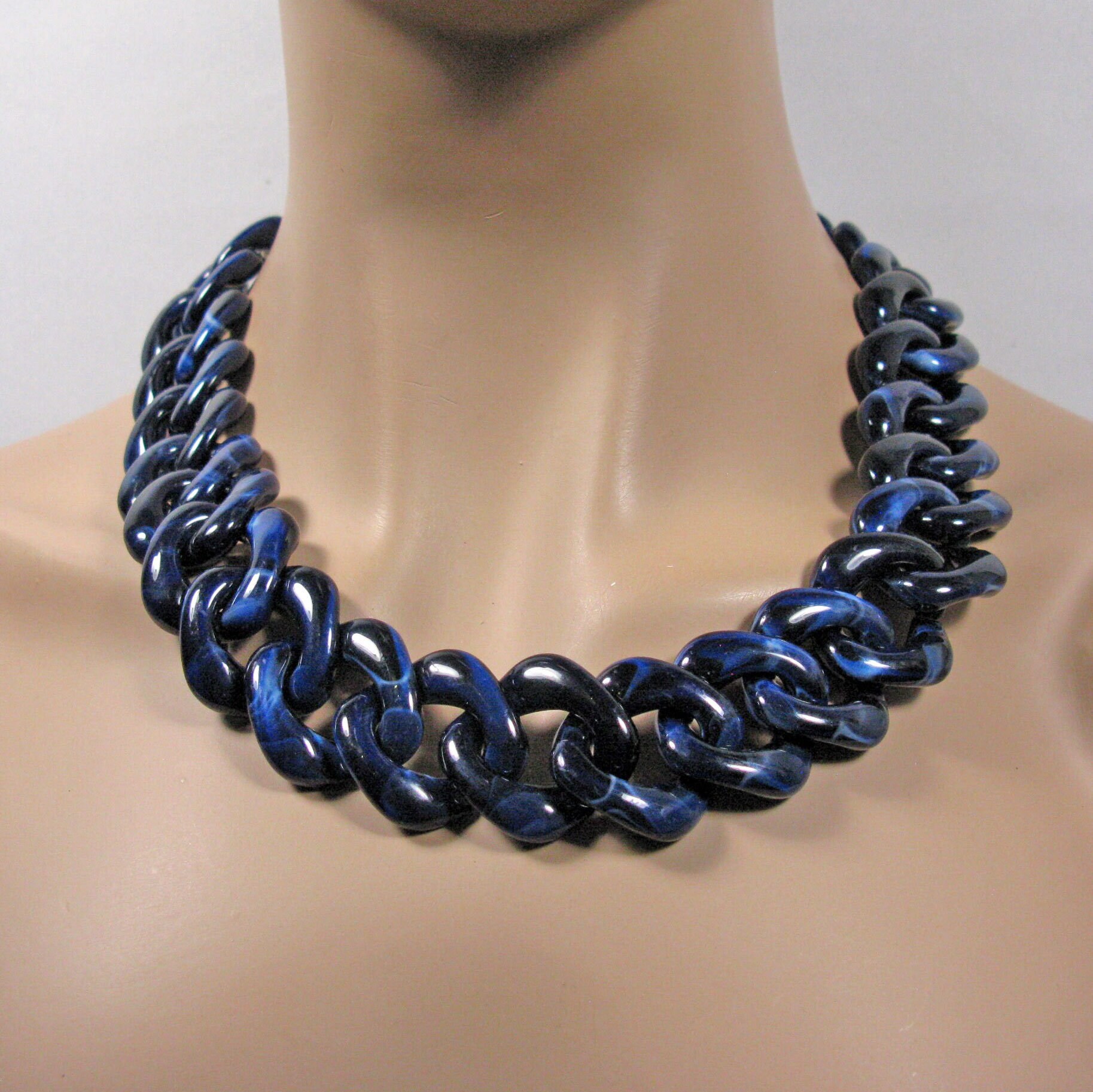 Dunkelblaue Riesige Panzerkette Aus Plastik, Statement Gliederkette, Oversized, Super Chunky Grobstrick Kette, Dicke Acrylkette von Ultraleicht