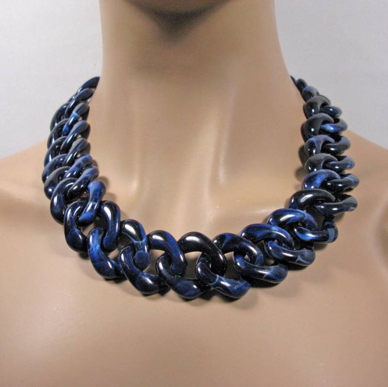 Dunkelblaue Riesige Panzerkette Aus Plastik, Statement Gliederkette, Oversized, Super Chunky Grobstrick Kette, Dicke Acrylkette von Ultraleicht