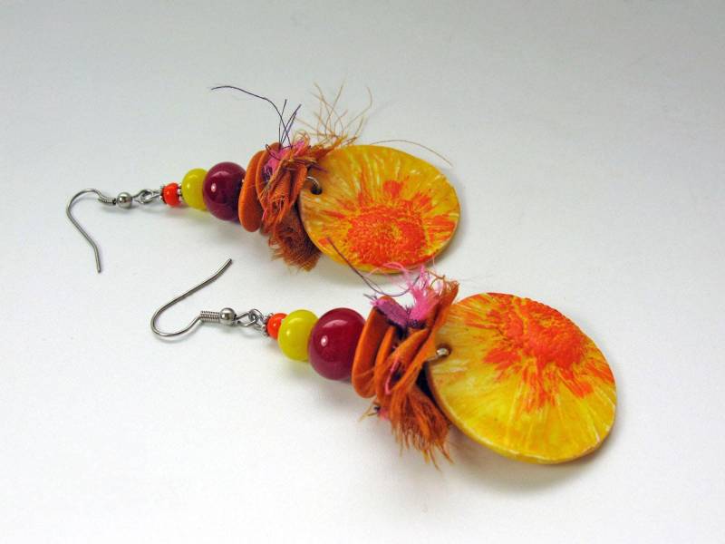 Große Orange Gelb Rote Ohrringe Mit Seide, Lampworkperlen Und Polymer Clay Blüten Anhängern, Einzigartig von Ultraleicht