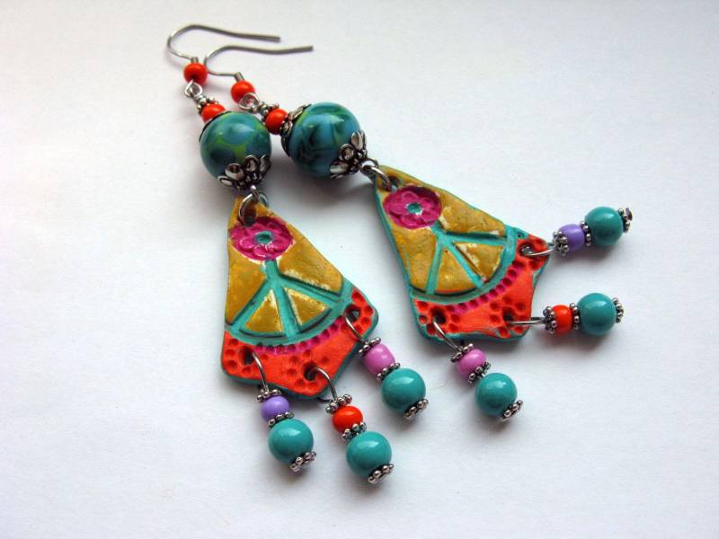 Lange Bewegliche Hippy Ohrringe Mit Peace Polymer Clay Anhängern, Lampwork Perlen, Türkis-Orange, Handgefertigt, Fröhlich Buntes Einzelstück von Ultraleicht