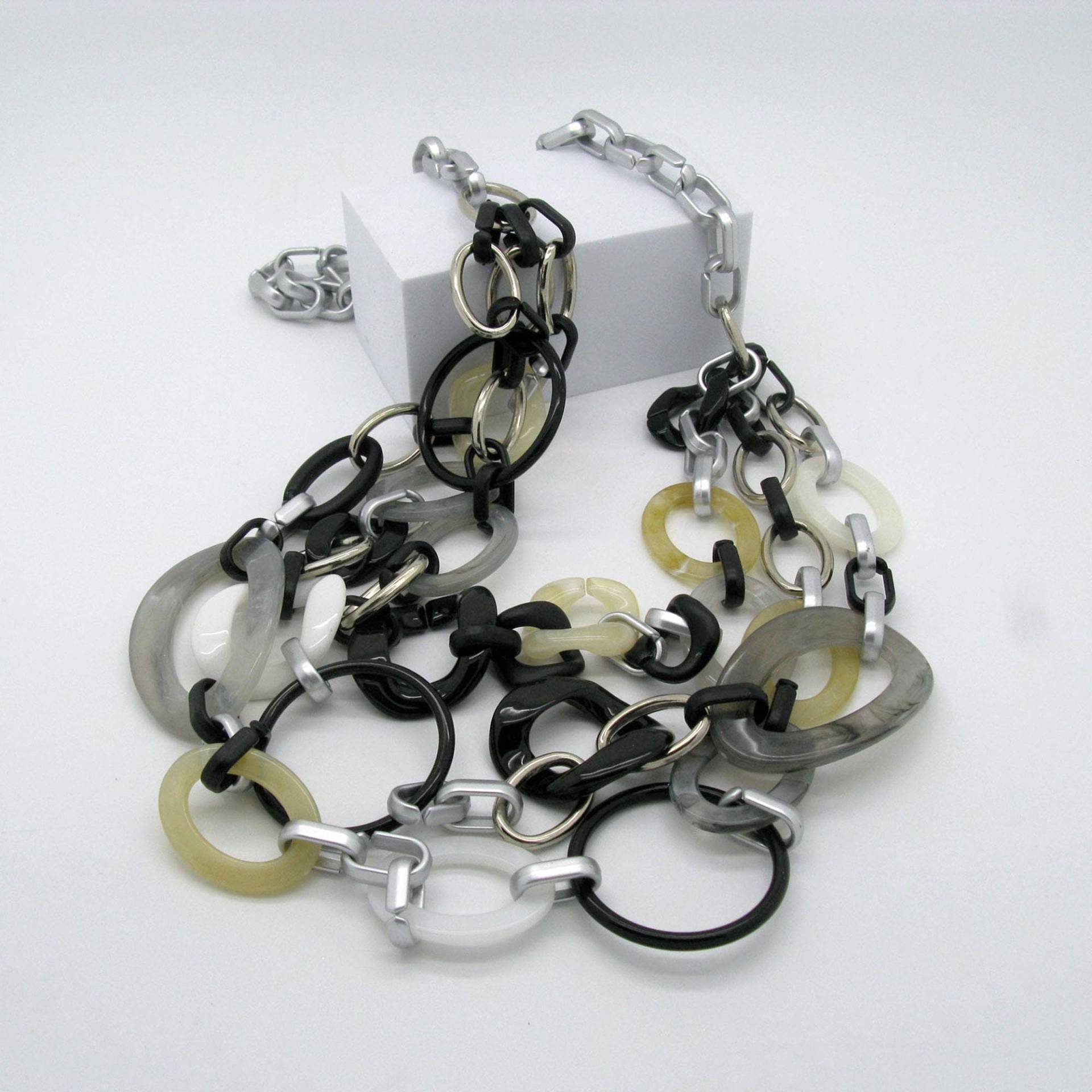 Lange Mehrreihige Grau Schwarze Acryl Link Gliederkette, Oversized, Super Chunky Grobstrick Kette, Dicke Statementkette, Edle Plastikkette Lange Mehrreihige Grau Schwarze Acryl Link Gliederkette, Oversized, Super Chunky Grobstrick Kette, Dicke Statementkette, Edle Plastikkette von Ultraleicht