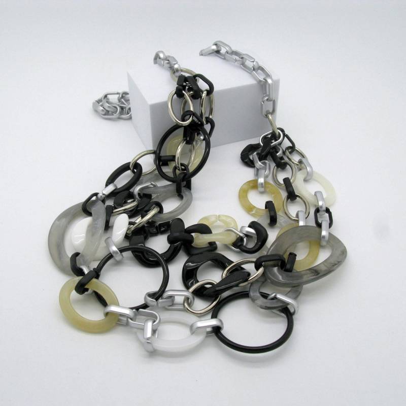 Lange Mehrreihige Grau Schwarze Acryl Link Gliederkette, Oversized, Super Chunky Grobstrick Kette, Dicke Statementkette, Edle Plastikkette Lange Mehrreihige Grau Schwarze Acryl Link Gliederkette, Oversized, Super Chunky Grobstrick Kette, Dicke Statementkette, Edle Plastikkette von Ultraleicht