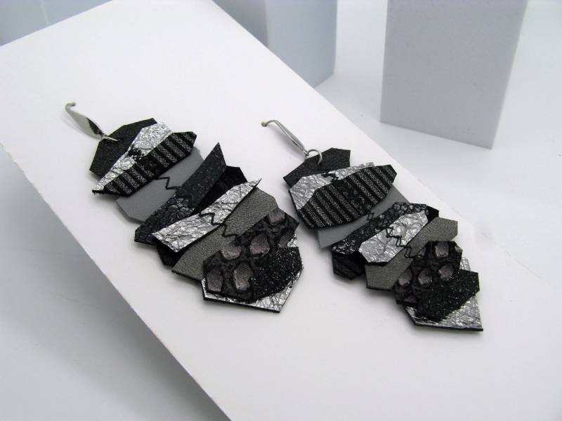 Mittelgroße Schwarz Grau Silberfarbene Leder Ohrringe, Ca. 9-10 cm Lang, Wild Und Frech, Statement Ohrringe von Ultraleicht