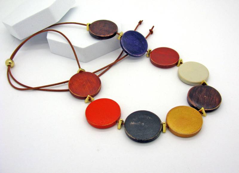 Naturbunte Chabby Chic Holzperlen Kette, Handbemalte Perlen Mit Goldenen Keramikperlen, Gefädelt Auf Sehr Weichem Leder Naturbunte Chabby Chic Holzperlen Kette, Handbemalte Perlen Mit Goldenen Keramikperlen, Gefädelt Auf Sehr Weichem Leder von Ultraleicht