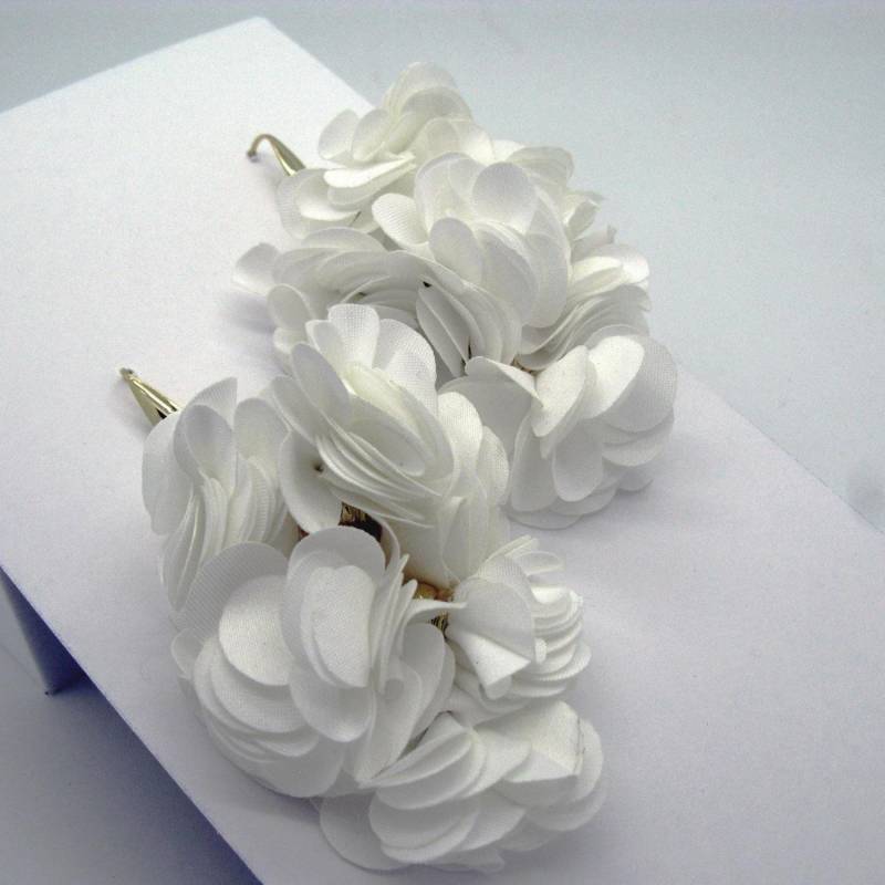 Verspielte Ohrringe Aus Blüten Anhängern, Ultraleicht, Handgefertigte Blümchen Ohrringe, Cremeweiss Verspielte Ohrringe Aus Blüten Anhängern, Ultraleicht, Handgefertigte Blümchen Ohrringe, Cremeweiss von Ultraleicht