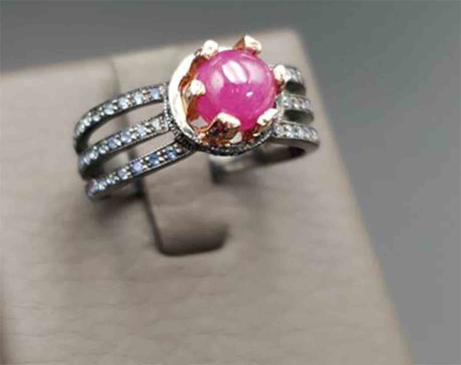 Einzigartiges Design Rubin Ring Blauer Saphir Edelsteine Gesamt Gewicht 4, 2 Ct Silber Mit Schwarzgold-Beschichtung Einzigartiges Design Rubin Ring Blauer Saphir Edelsteine Gesamt Gewicht 4, 2 Ct Silber Mit Schwarzgold-Beschichtung von UlyGemsLeather