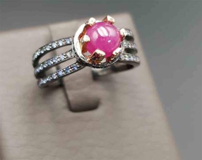 Einzigartiges Design Rubin Ring Blauer Saphir Edelsteine Gesamt Gewicht 4, 2 Ct Silber Mit Schwarzgold-Beschichtung Einzigartiges Design Rubin Ring Blauer Saphir Edelsteine Gesamt Gewicht 4, 2 Ct Silber Mit Schwarzgold-Beschichtung von UlyGemsLeather