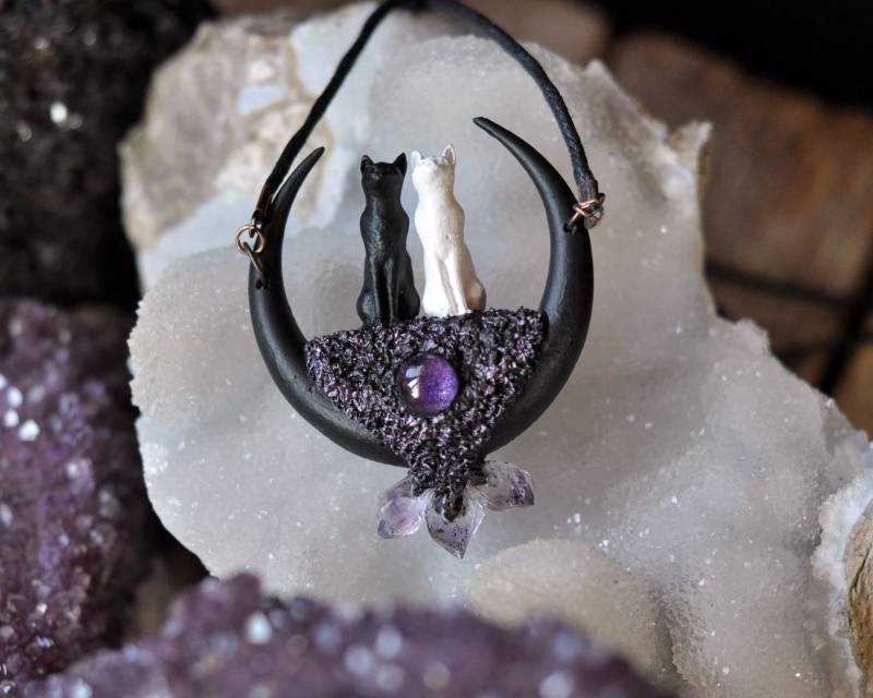 Liebe Katzen Anhänger, Halbmond Schwarze Halskette, Amethyst Kristalle Fimo Schmuck, Harz Schmuck von UmayDesign