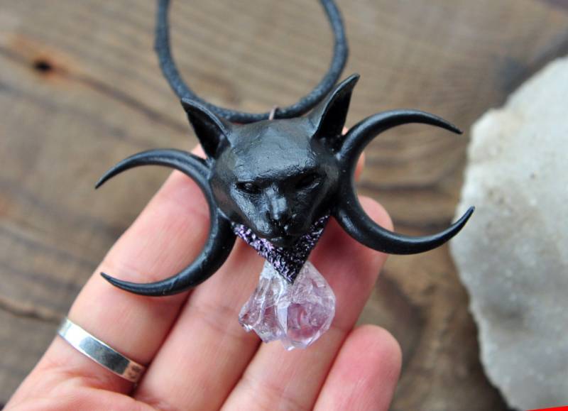 Schwarze Katze Anhänger, Katzenkopf Halbmond Sailor Monde Halskette, Amethyst Kristall Auf Bestellung Gemacht von UmayDesign