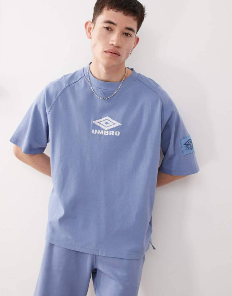 Umbro - Drill - T-Shirt in Blau mit Logostickerei von Umbro