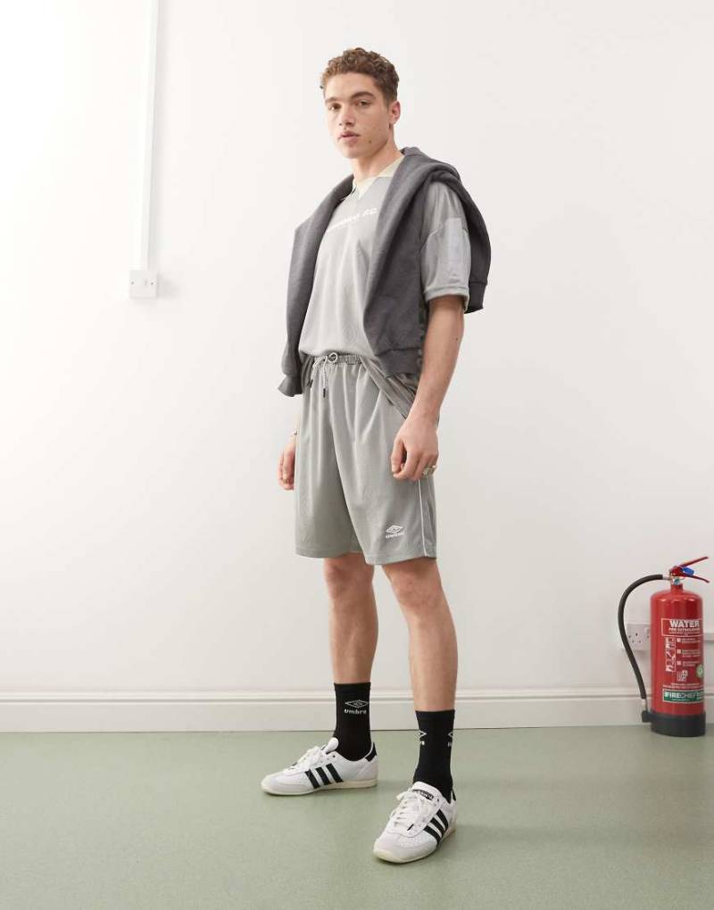 Umbro Football - Shorts in Silber von Umbro