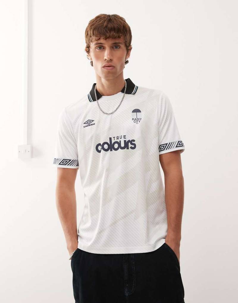 Umbro - Fußballtrikot in Weiß mit Zierstreifen Umbro - Fußballtrikot in Weiß mit Zierstreifen von Umbro