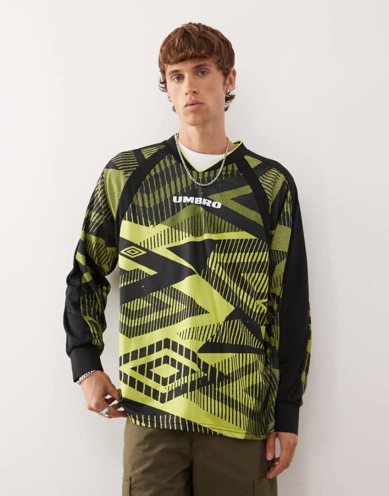 Umbro - Gemustertes Jersey-Longsleeve in Grün und Schwarz von Umbro