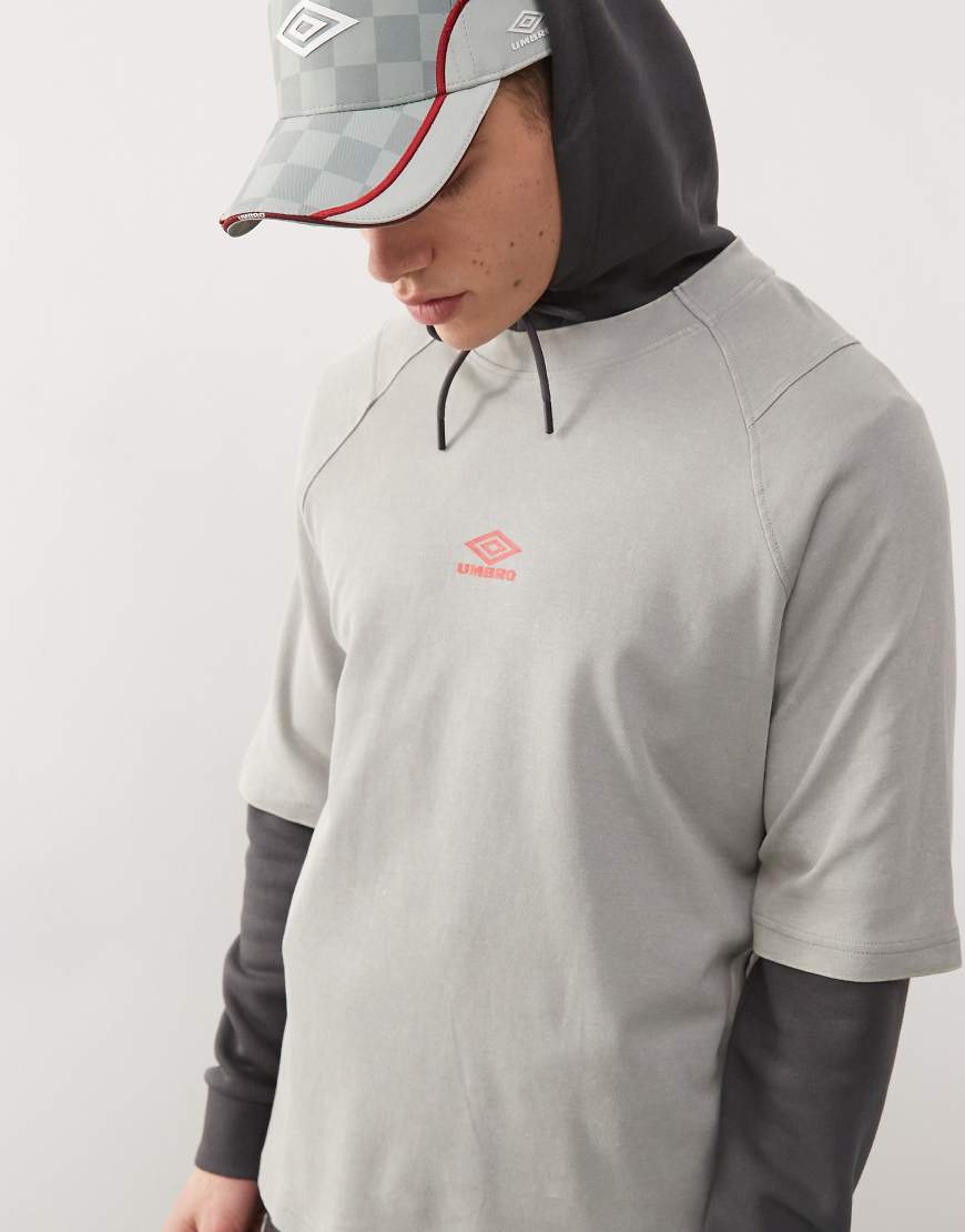 Umbro - Hochgeschlossenes, kastiges T-Shirt in verwaschenem Grau von Umbro