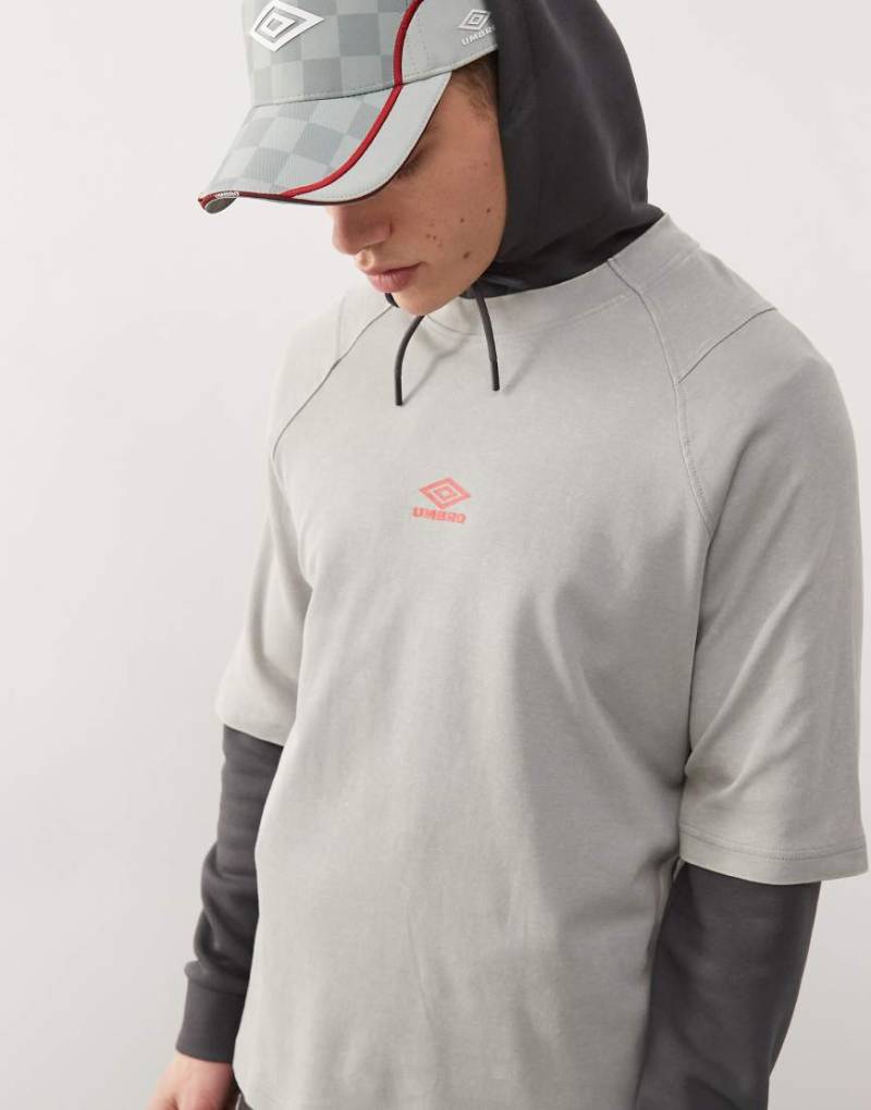 Umbro - Hochgeschlossenes, kastiges T-Shirt in verwaschenem Grau von Umbro