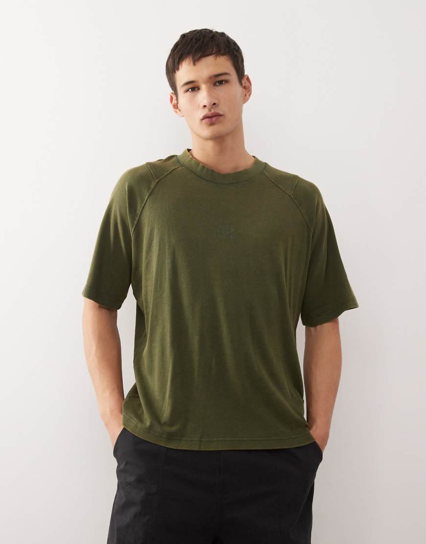 Umbro - Hochgeschlossenes, kastiges T-Shirt in verwaschenem Grün von Umbro