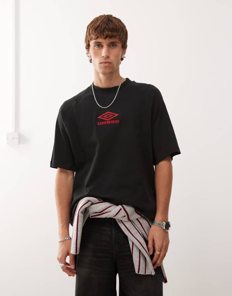 Umbro - Iconic - Kastiges T-Shirt in Schwarz von Umbro