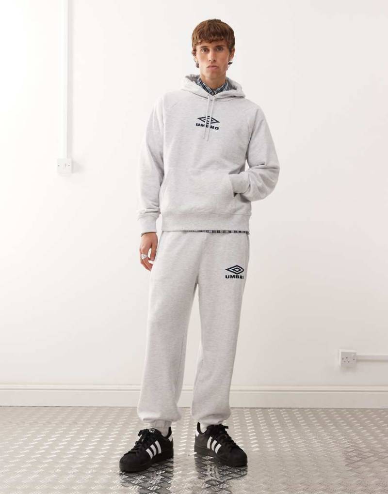 Umbro - Jogginghose in Grau mit ikonischem Logo von Umbro