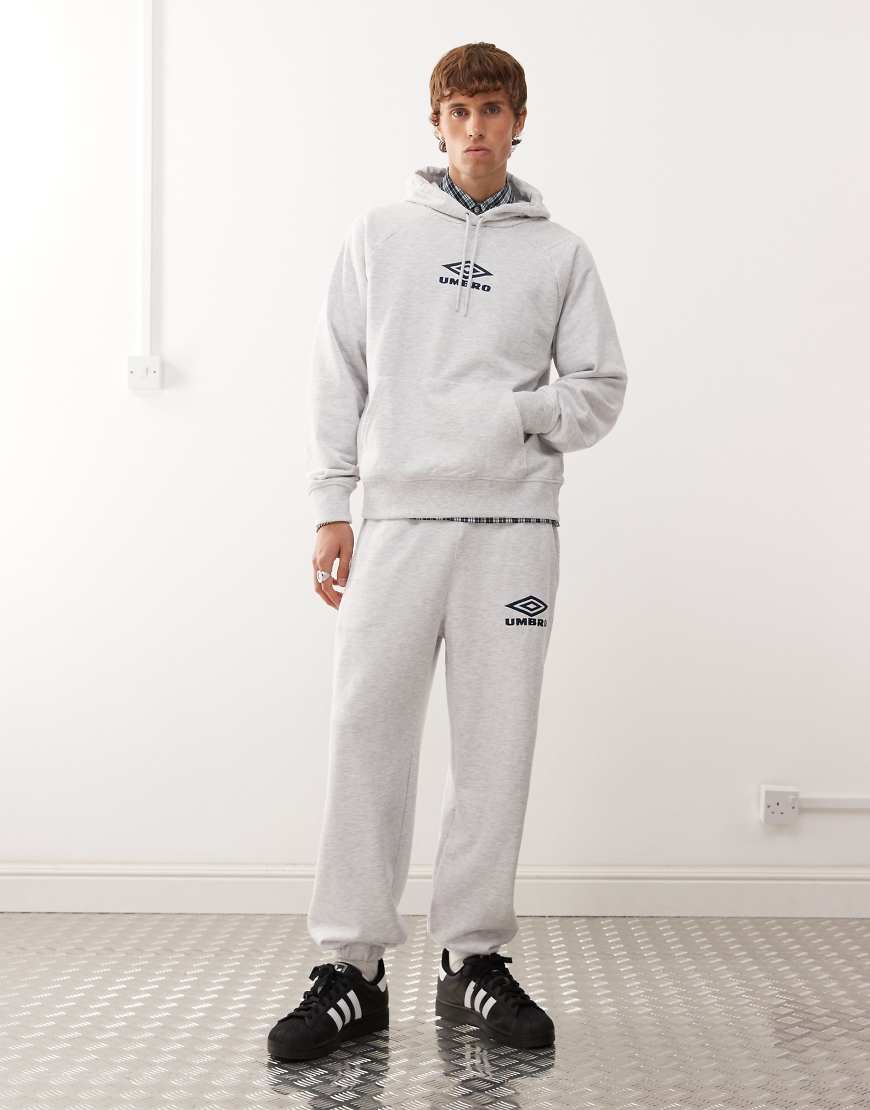 Umbro - Jogginghose in Grau mit ikonischem Logo von Umbro