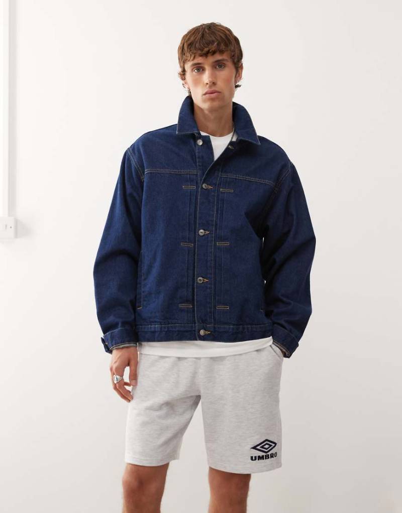 Umbro - Shorts in Grau mit ikonischem Logo von Umbro