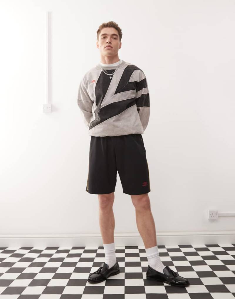 Umbro - Shorts in Schwarz mit Netzstoff-Einsätzen von Umbro