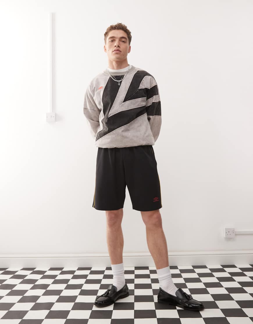 Umbro - Shorts in Schwarz mit Netzstoff-Einsätzen von Umbro