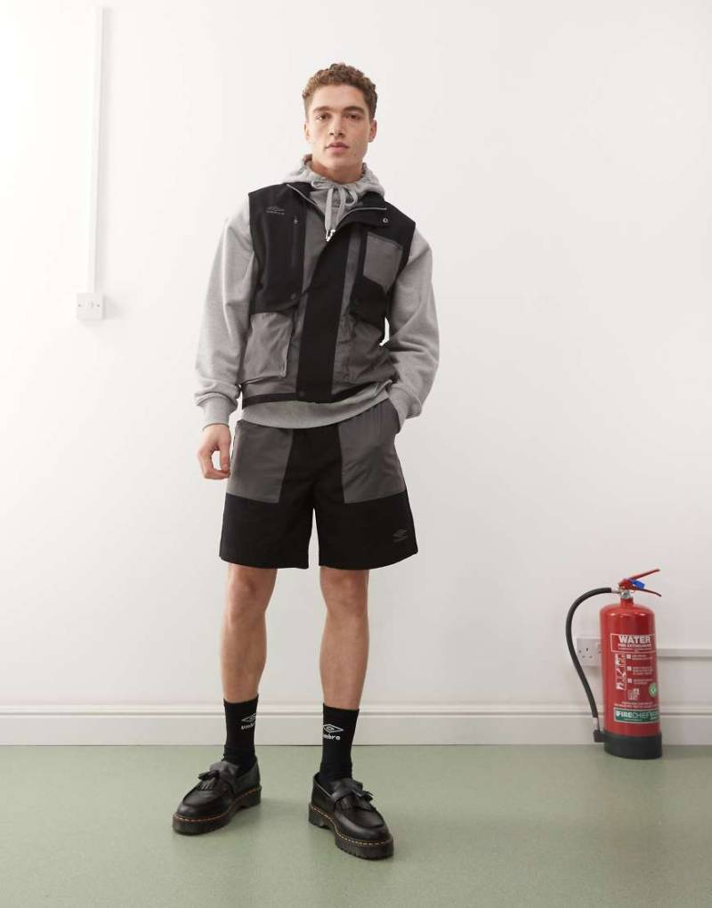 Umbro - Shorts in Schwarz und Grau mit Gürtel von Umbro