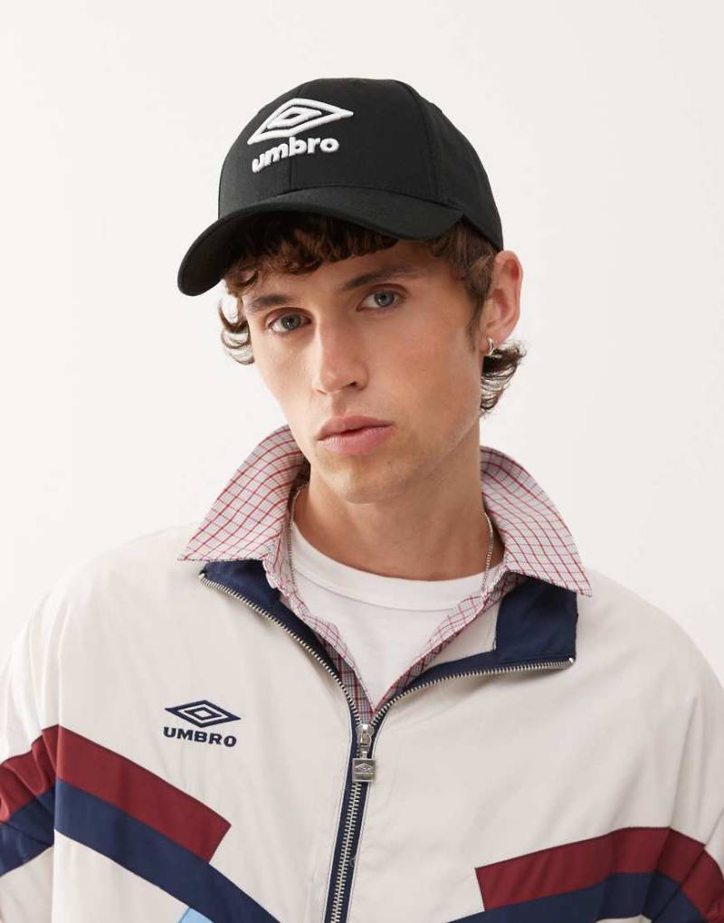 Umbro - Stacked 3D Basic - Kappe in Schwarz von Umbro