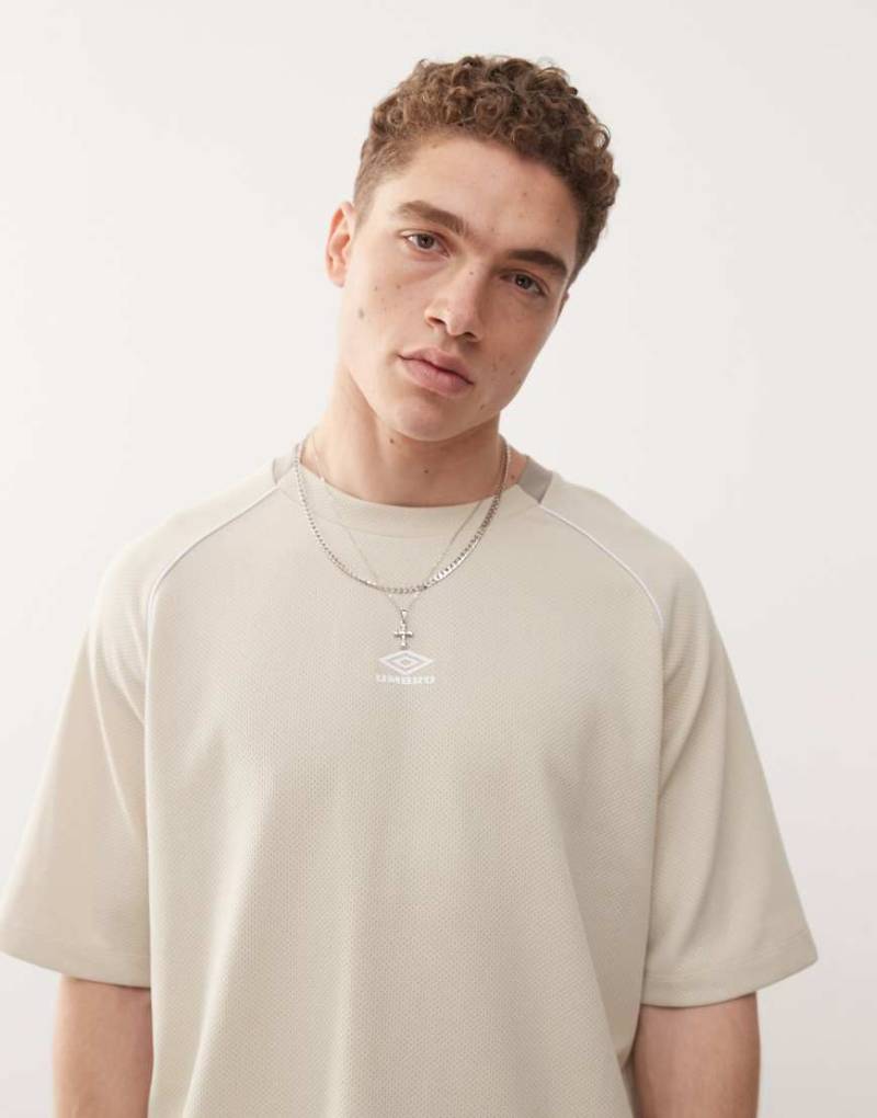 Umbro - T-Shirt in Beige mit Netzstoff-Einsätzen-Grau von Umbro