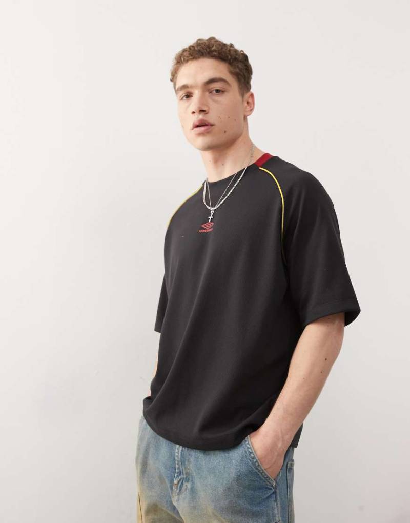 Umbro - T-Shirt in Schwarz mit Netzstoff-Einsätzen von Umbro