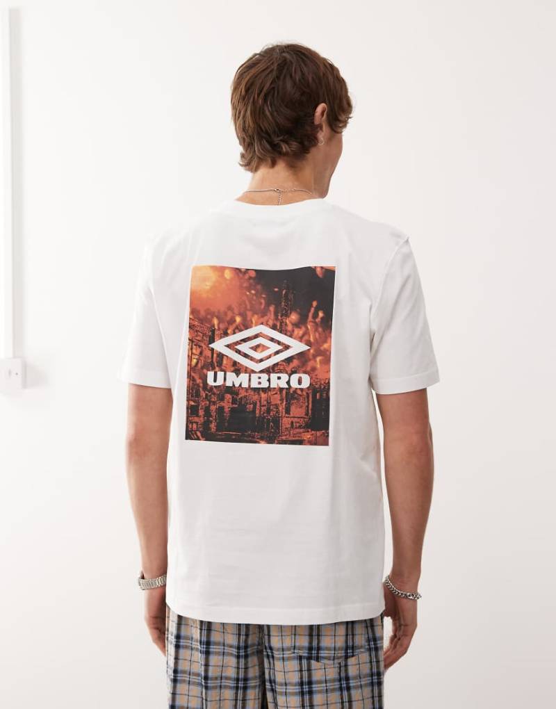 Umbro - T-Shirt in Weiß mit Industrie-Grafik von Umbro