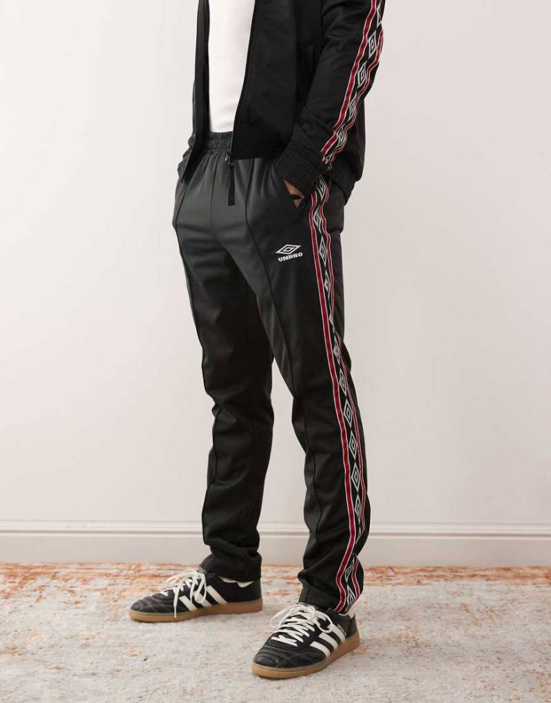 Umbro - Trainingshose in Schwarz mit Streifen von Umbro