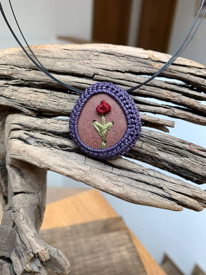 Bestickter Stein - Anhänger Umgarntesteine Gestickte Rosen von UmgarnteSteine