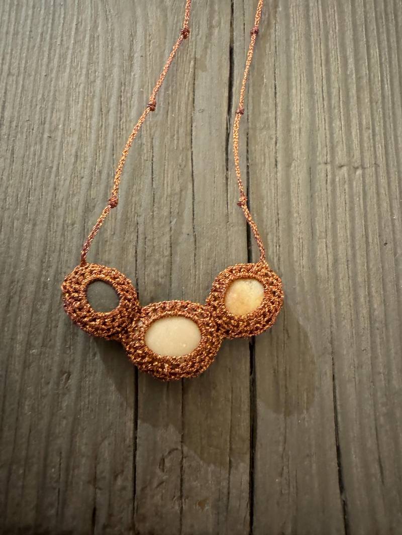 Dreistein - Kuper-Rosé Steine Eingehäkelt Flusssteine Steinschmuck Textilschmuck von UmgarnteSteine
