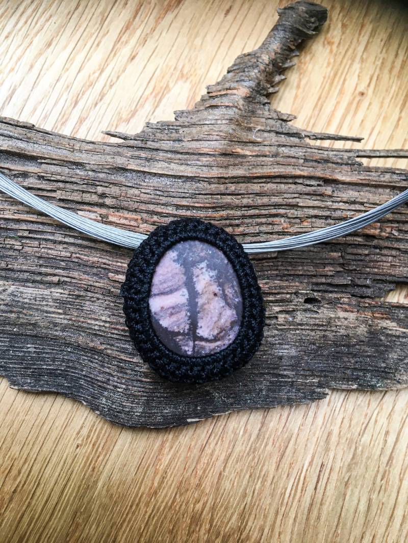 Ein-Stein - Steine Eingehäkelt Steinschmuck Steinanhänger Umgarnte Ein-Stein - Steine Eingehäkelt Steinschmuck Steinanhänger Umgarnte von UmgarnteSteine