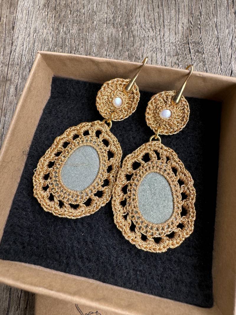 Gehäkelte Ohrhänger - Steinschmuck Unikatschmuck von UmgarnteSteine