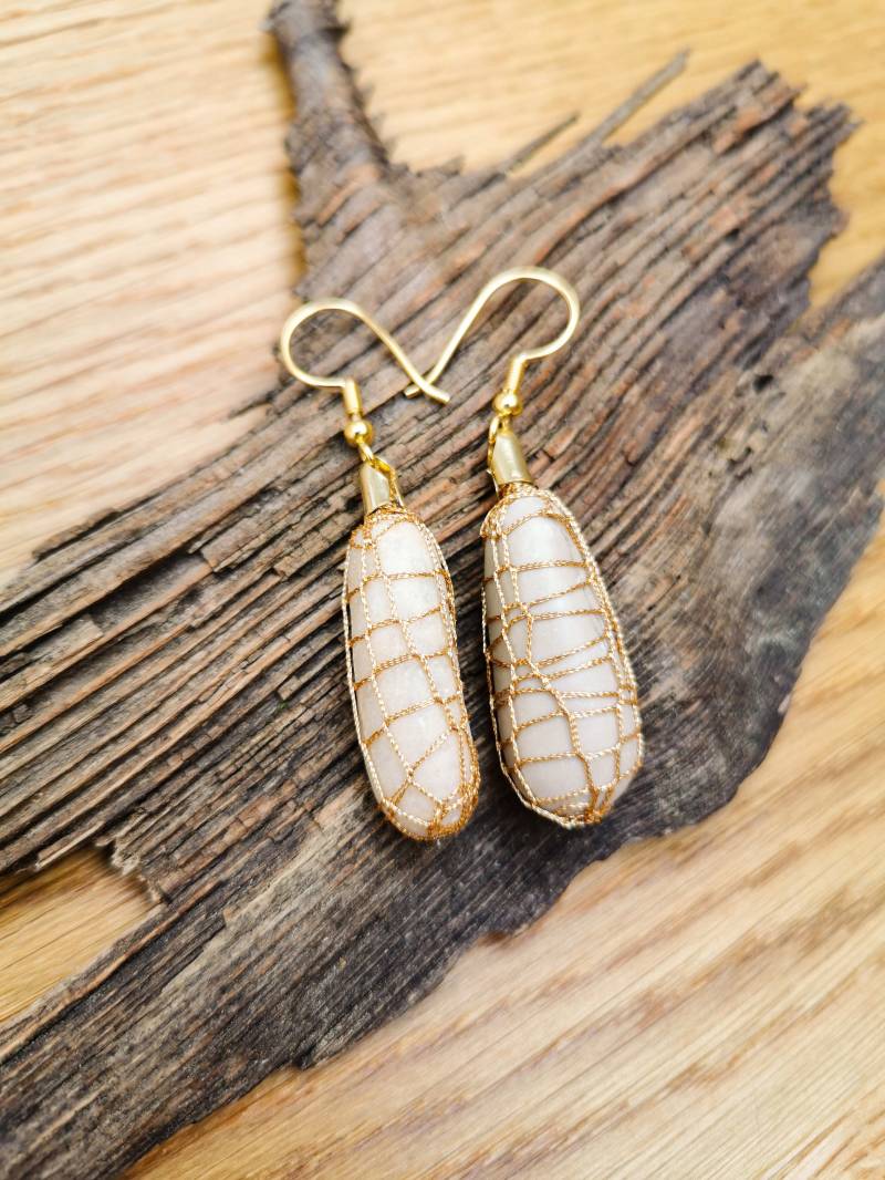 Ohrringe - Steinling Gold Steine Eingestrickt Flusssteine Steinschmuck Umgarntesteine von UmgarnteSteine