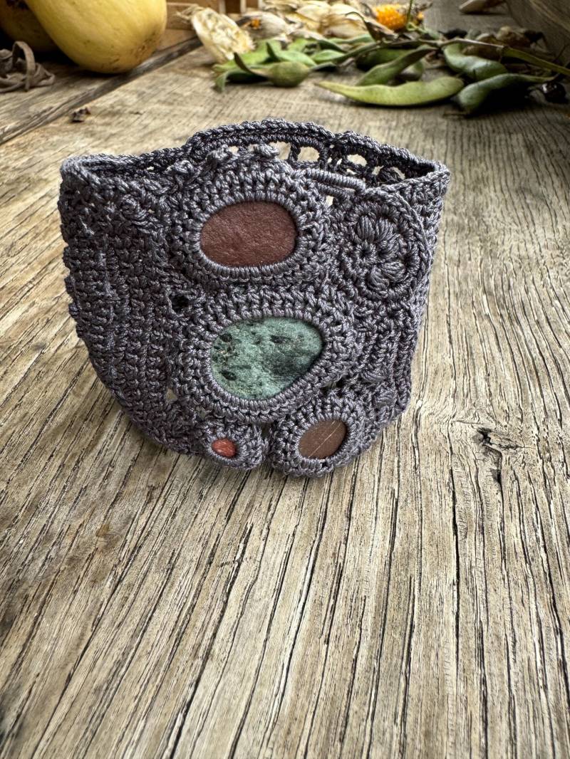 Stein-Armband - Steine Eingehäkelt Flusssteine Steinschmuck Textilart Stein-Armband - Steine Eingehäkelt Flusssteine Steinschmuck Textilart von UmgarnteSteine