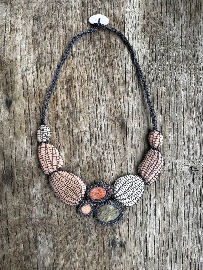 Steine-Collier - Umgarntesteine Textilschmuck Textilkunst Statementschmuck von UmgarnteSteine