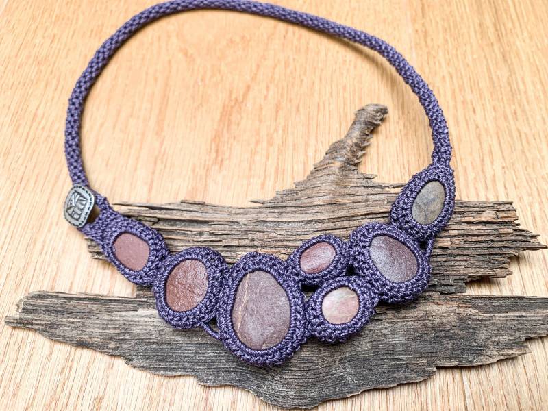 Steine-Collier - Umgarntesteine Textilschmuck Textilkunst Statementschmuck von UmgarnteSteine