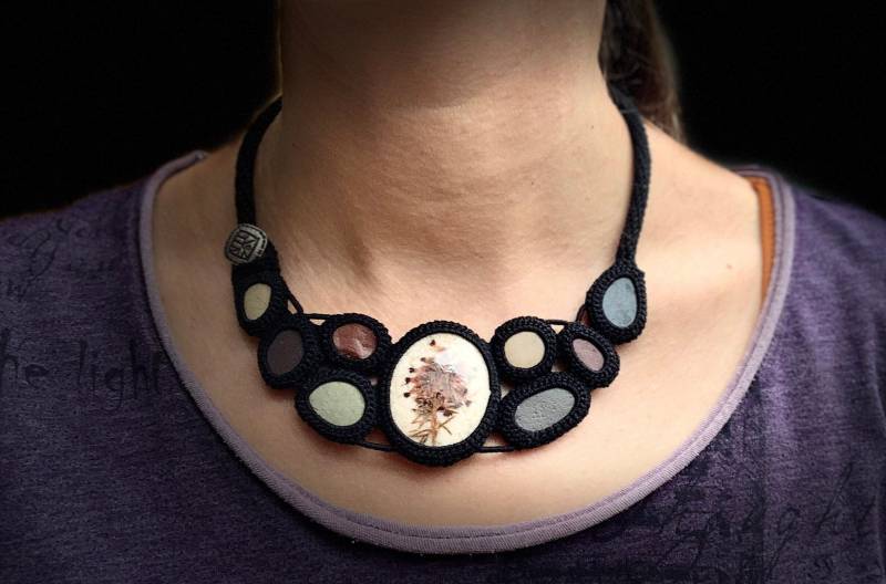 Steine-Collier - Umgarntesteine Textilschmuck Textilkunst Statementschmuck von UmgarnteSteine