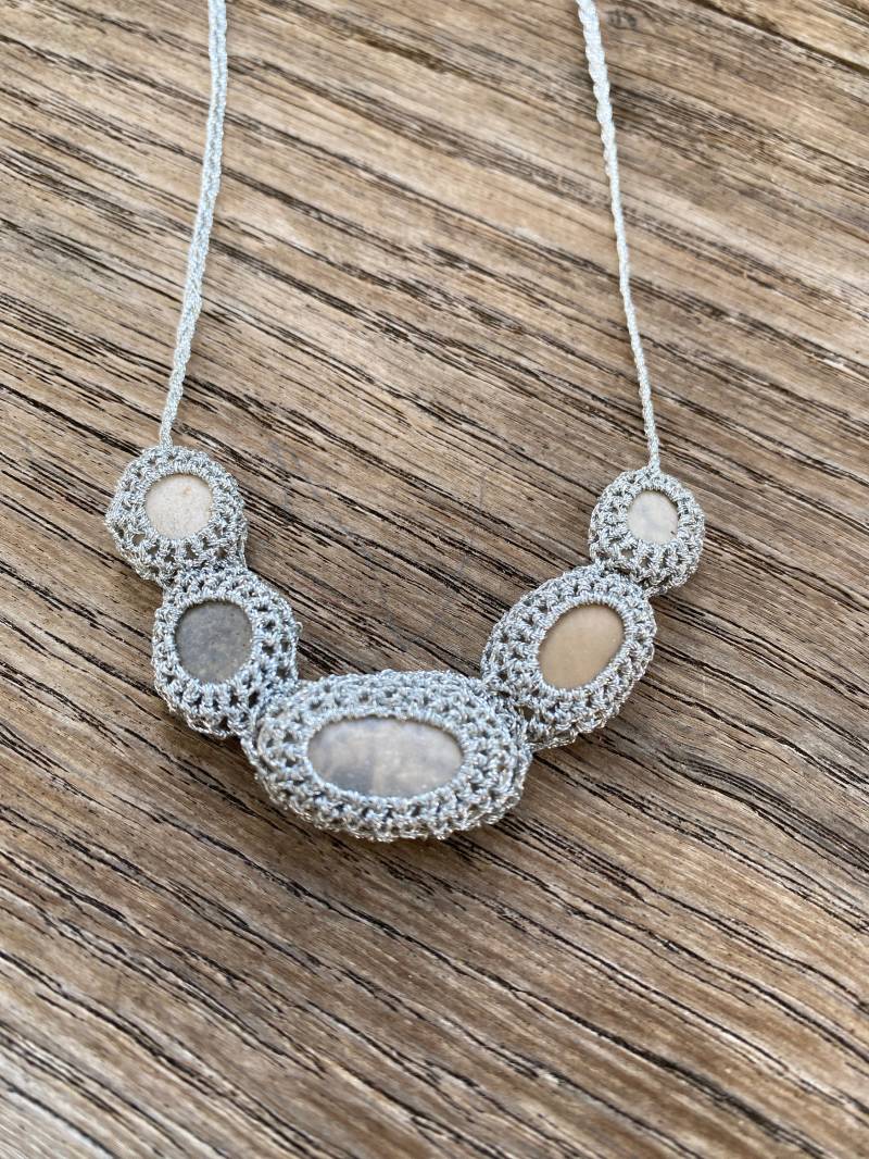 Steinkette - Silber Steine Eingehäkelt Flusssteine Steinschmuck Textilschmuck von UmgarnteSteine