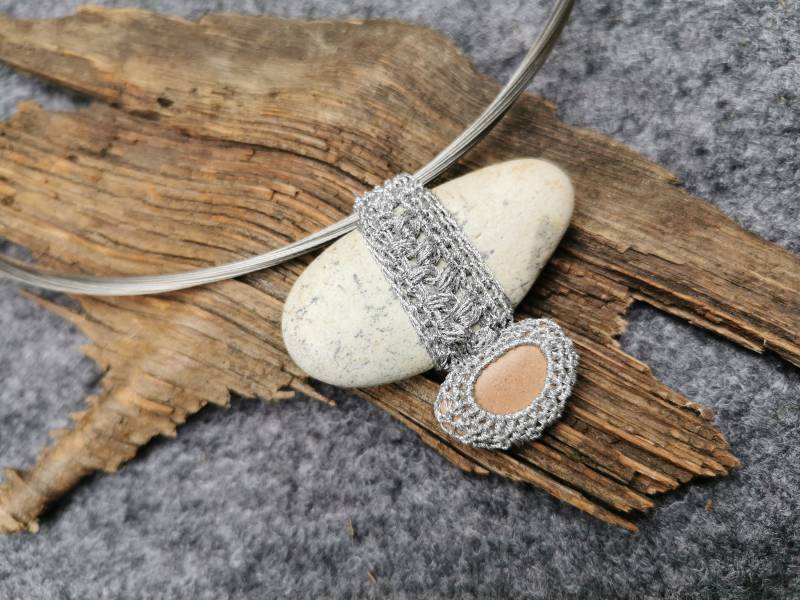 Zweistein - Silber Steine Eingestrickt Flusssteine Steinschmuck Steinanhänger von UmgarnteSteine